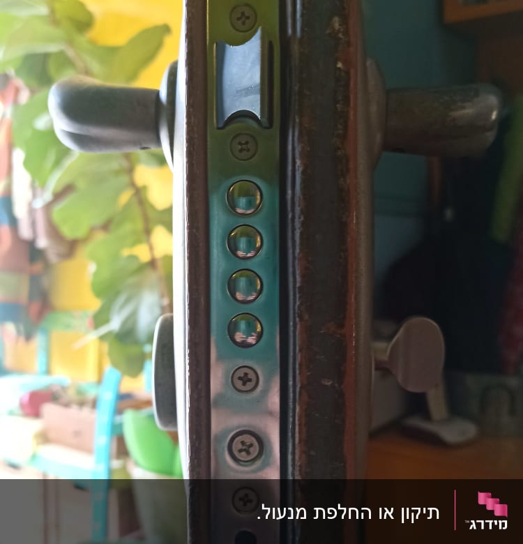 מנעול דלת עם בריחים וברגים גלויים